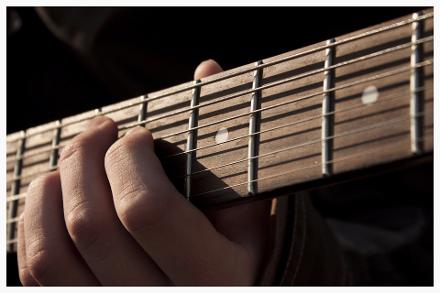 Hand an der Gitarre
