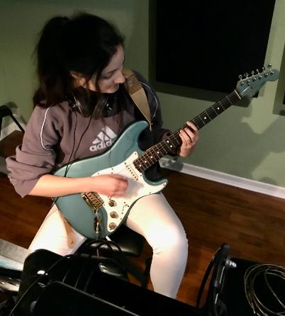 Leonie übt Gitarre