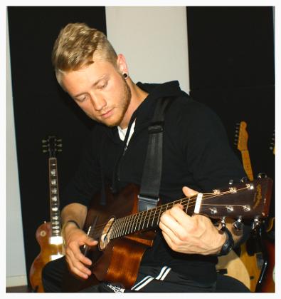 Gitarrenschüler Tobias